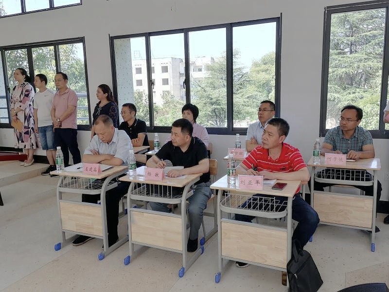1632731358560680.jpg 2出席活动省、市教科院领导及看球网党组成员.jpg